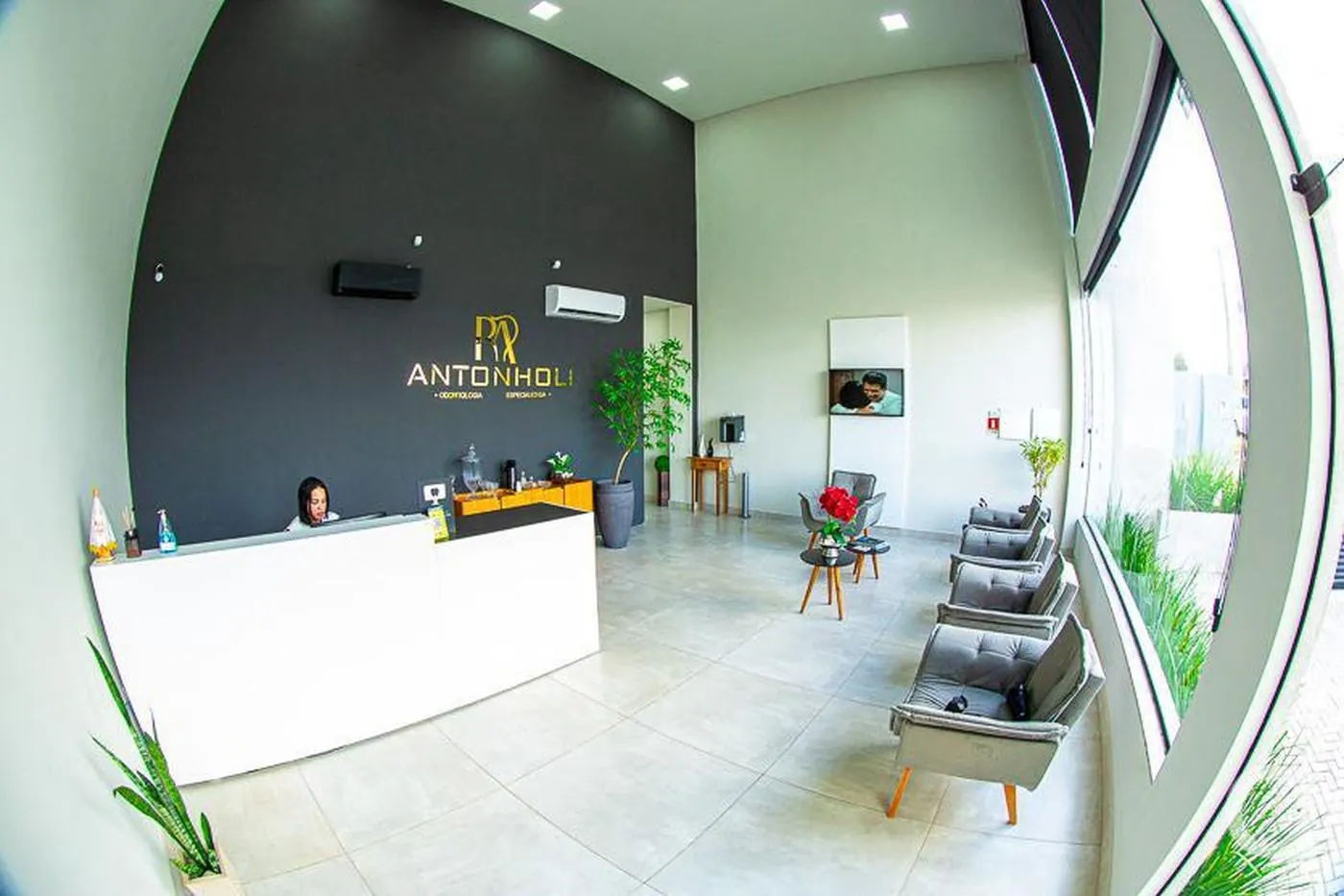Consultório da Antonholi Odontologia em Umuarama, com acabamento em azul institucional e detalhes dourados