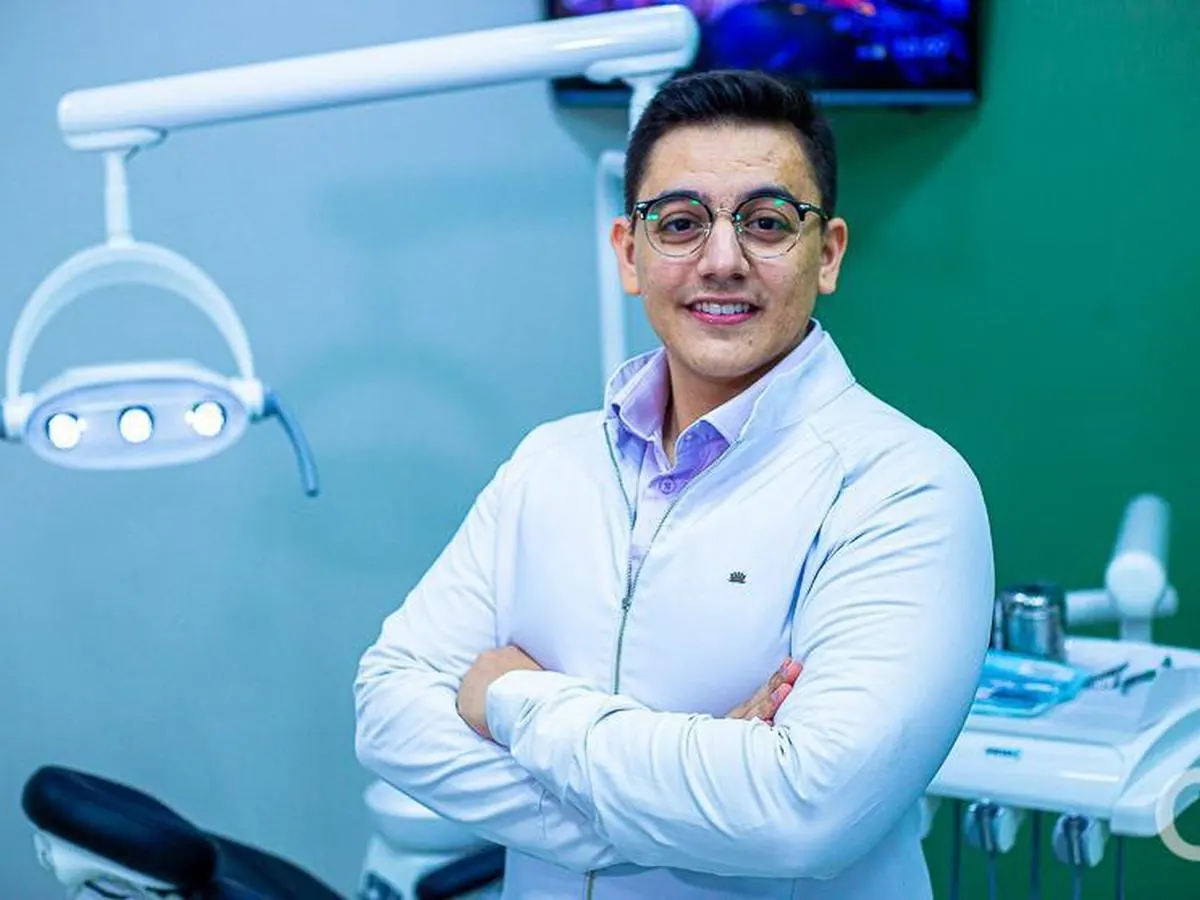 Dentista explicando o planejamento do tratamento para uma paciente na clínica em Umuarama