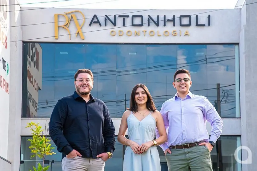 Sócios da Antonholi Odontologia em frente à clínica em Umuarama